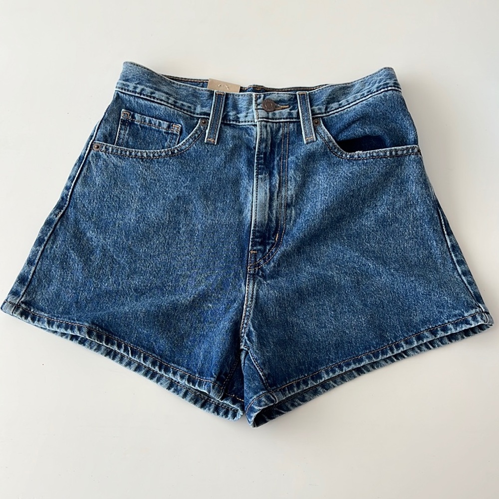 NWT Levi’s High Waisted Mom Shorts Size 27